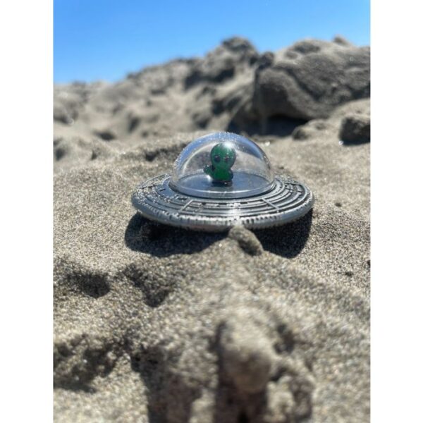 3D UFO Geocoin - in zand 2