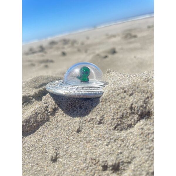 3D UFO Geocoin - in zand 1