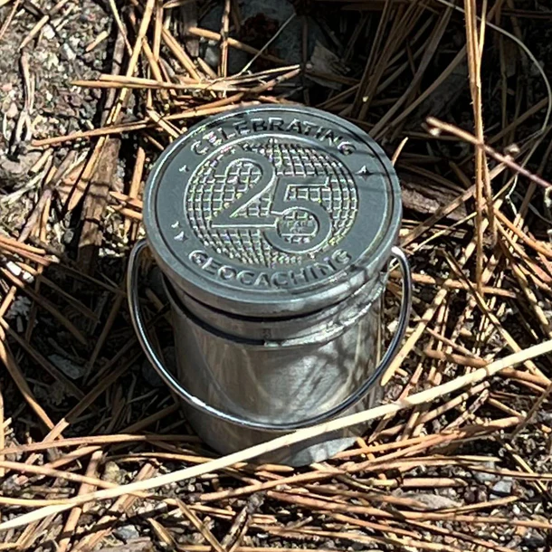 25 jaar Geocaching - 3D Bucket Geocoin - Afbeelding 5